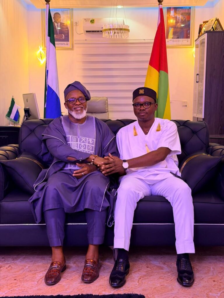 Diplomatie : l’Amb. Johaness MAKOUVIA a reçu le Haut-Commissaire de la Sierra Leone pour une séance stratégique à Lomé